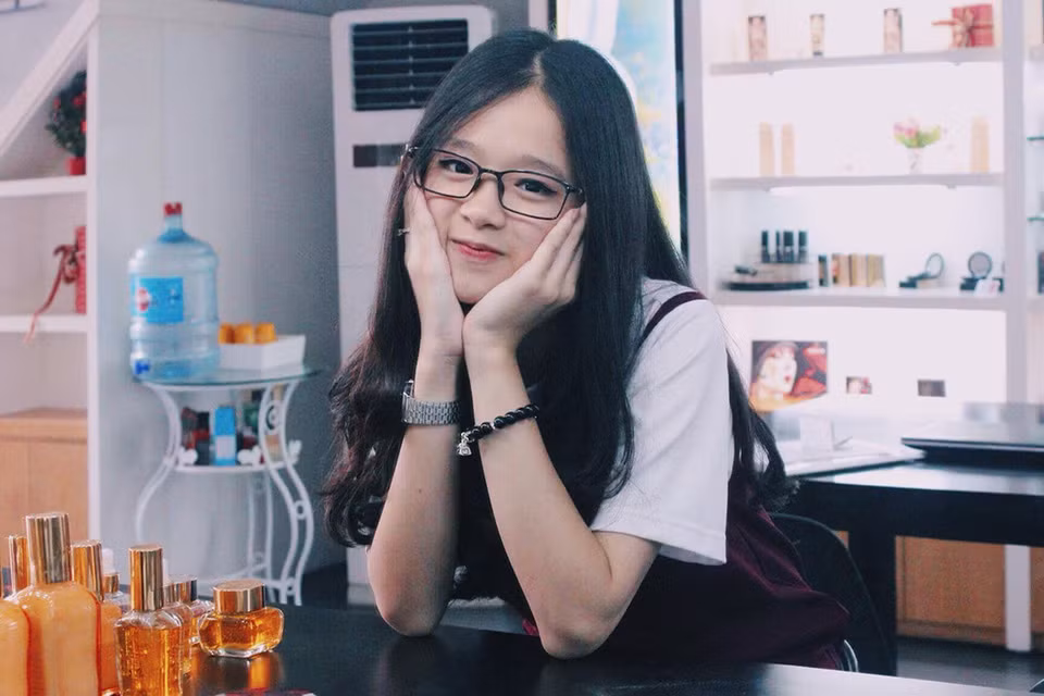 Sở hữu vẻ xinh đẹp và khuôn mặt búng ra sữa đúng với lứa tuổi, cô bé 10X Hà thành thời gian qua đã khiến nhiều dân mạng phải thầm thương, trộm nhớ mình ngay từ những bức ảnh đầu tiên. Ảnh trong bài: Facebook nhân vật.