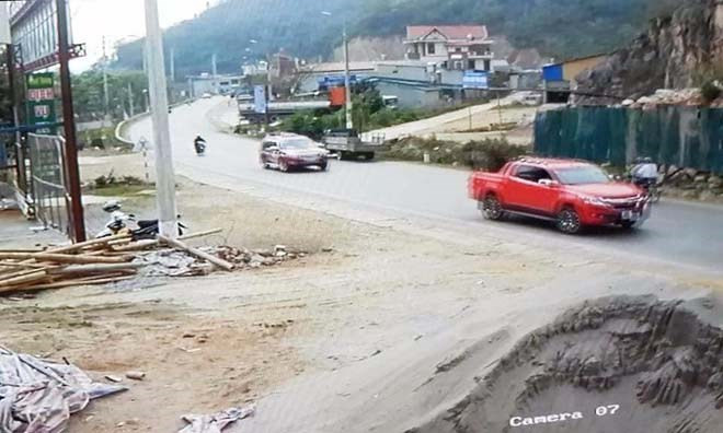 Tuy nhiên đây chỉ là chiếc xe chở những gốc hoa hồng chở cho một trường học trên địa bàn.