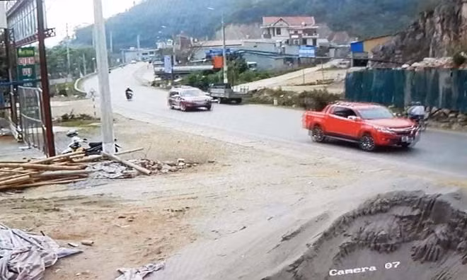 Tuy nhiên đây chỉ là chiếc xe chở những gốc hoa hồng chở cho một trường học trên địa bàn.