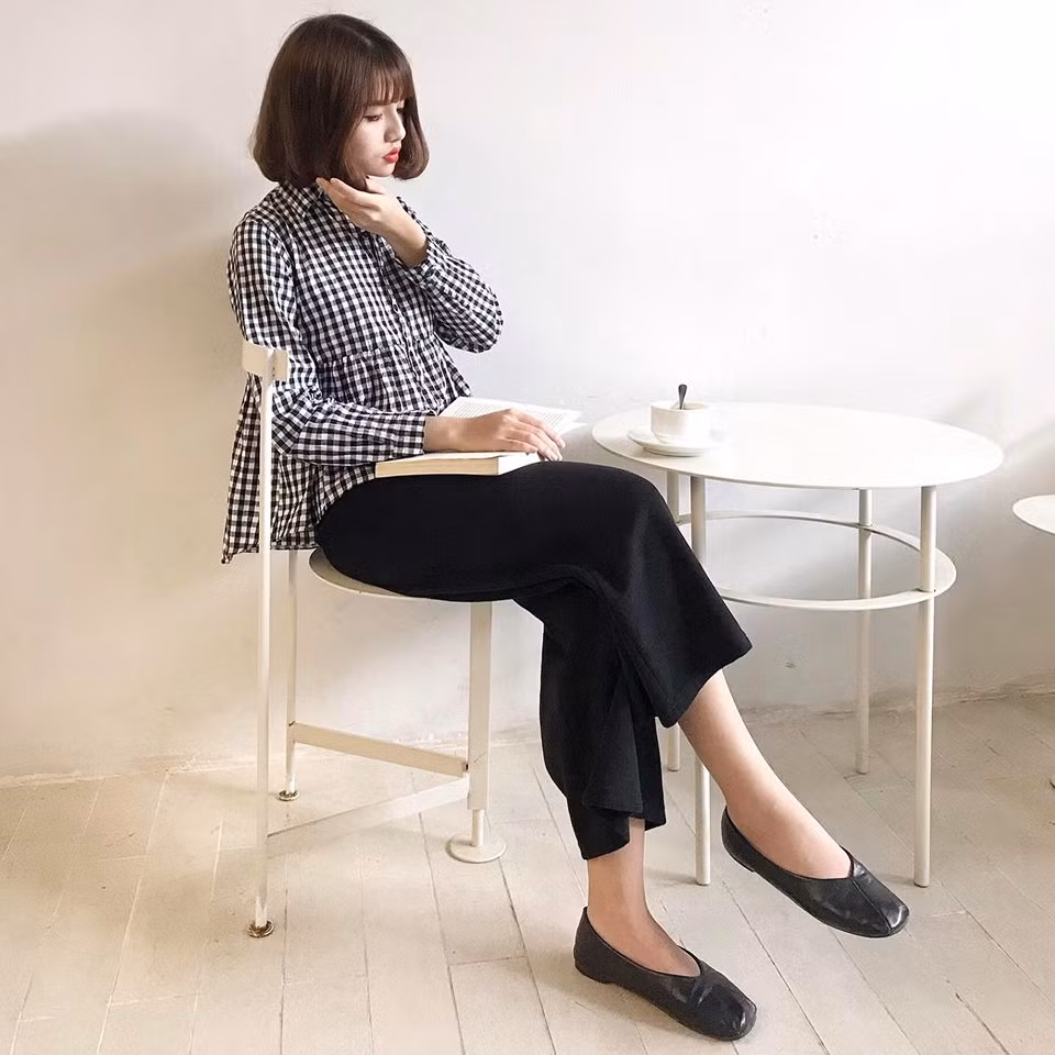 Ngoài giờ học trên giảng đường, Khánh Huyền cũng cộng tác với một số nhiếp ảnh gia cũng như các shop thời trang trong vai trò người mẫu ảnh. Đây là công việc giúp cô bạn 9X kiếm thêm thu nhập để trang trải cuộc sống sinh viên của mình và cũng là để phụ giúp gia đình. Ảnh sử dụng trong bài: FBNV.