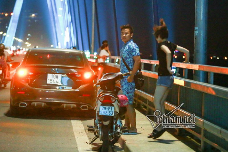 Ô tô vô tư dừng đỗ trên cầu