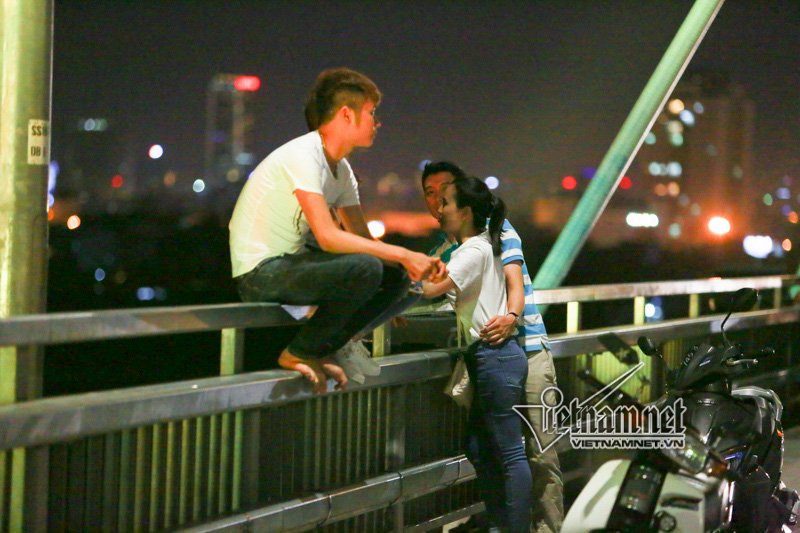 Nhóm bạn trẻ ngồi cả lên thành cầu