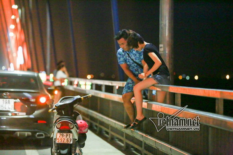 Với hành vi dừng đỗ phương tiện trên cầu, leo ra ngoài hành lang cầu, cơ quan chức năng có thể xử phạt