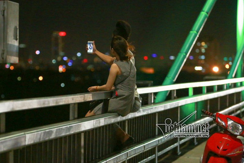 Lên cầu Nhật Tân để "tự sướng" vài kiểu ảnh độc, lạ