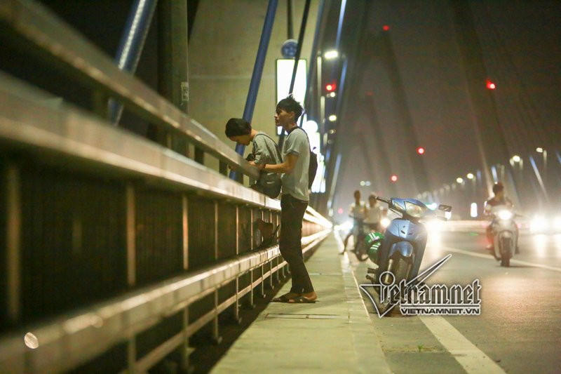 Đến 22h, đèn trên cầu dần tắt, nhưng vẫn còn những bạn trẻ dừng đỗ trên cầu