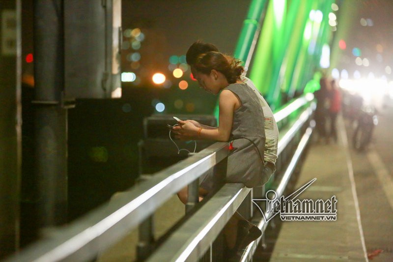 Thành cầu với thế ngồi "lạ" để đôi bạn trẻ hóng mát