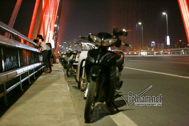 Hàng dài xe máy dừng đỗ trên cầu Nhật Tân mỗi tối