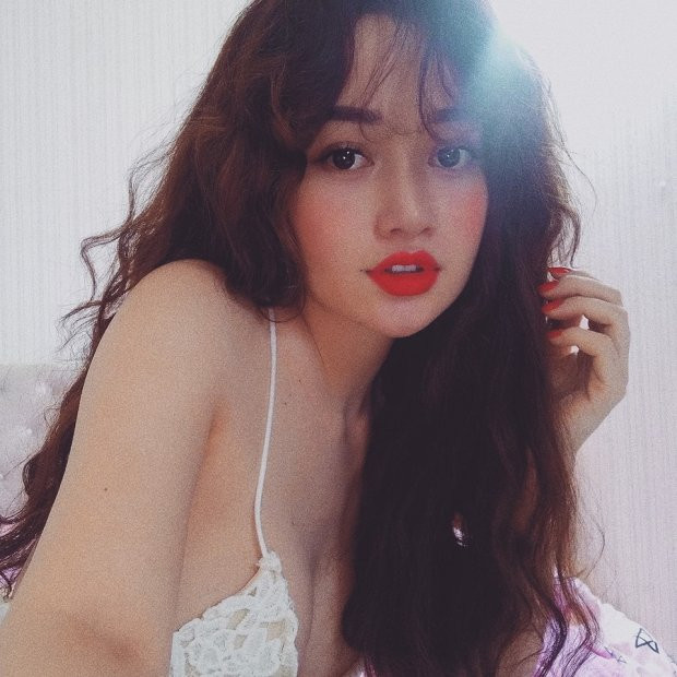 Bắt đầu từ quyết tâm giảm cân, chỉ sau 3 tháng hè, Ngọc Trân đã thành công giảm đc 7kg để vóc dáng gọn gàng hơn. Đến năm 2015 cô bắt đầu lần phẫu thuật thẩm mỹ cắt cánh mũi đầu tiên. Sau khi cắt cánh mũi gương mặt trở thanh thoát hơn, Ngọc Trân lúc này mới dám tập tành trang điểm nhẹ.