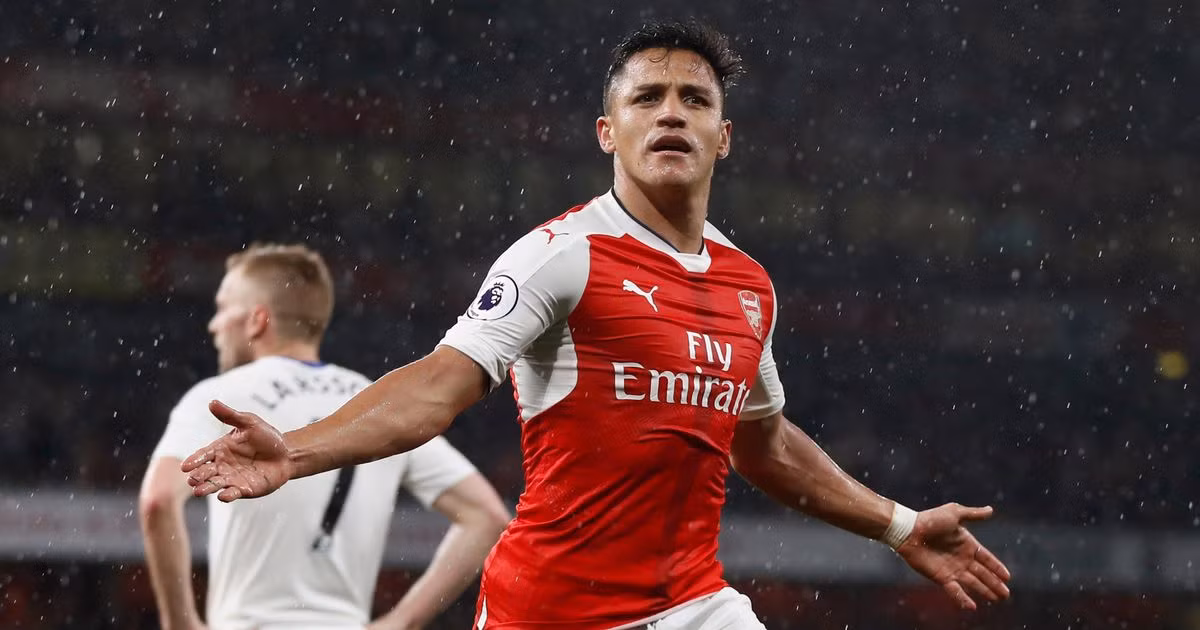 Theo tờ Mirror, Real Madrid đang đẩy mạnh việc chiêu mộ tiền đạo Alexis Sanchez để có thể tiếp thêm sức mạnh nơi hàng công, nhằm tham gia vào cuộc đua giành chức vô địch La Liga. Ảnh: Mirror.