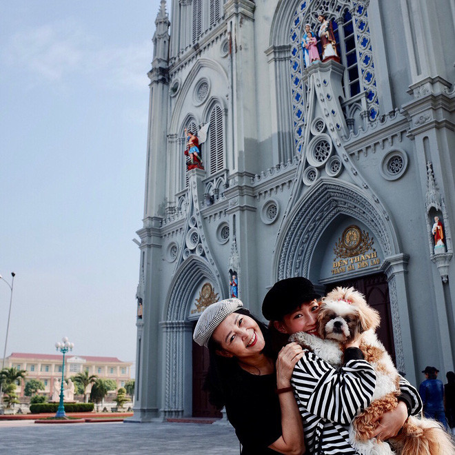 Bất ngờ khoe ảnh thời xa xưa của mẹ vào dịp lễ Vu lan báo hiếu và ngay lập tức, mẹ hot girl Sun Ht thu hút sự quan tâm của nhiều người.