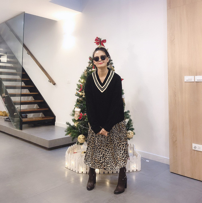 Cô Tố Loan khiến fan của con gái là hot girl Sun Ht bất ngờ khi gia nhập cả Instagram, ngày ngày đăng story cảnh nấu cơm, ăn uống thậm chí là... làm mẫu ảnh diện cả cây quần áo xì teen.