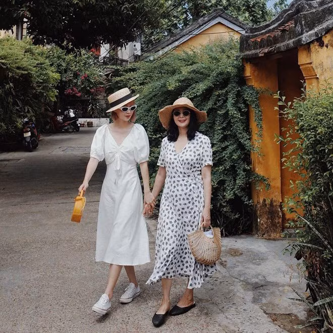 Mẹ Sun Ht là cô Nguyễn Tố Loan, cô Loan từng là hoa khôi của tỉnh Nam Định khi còn trẻ.