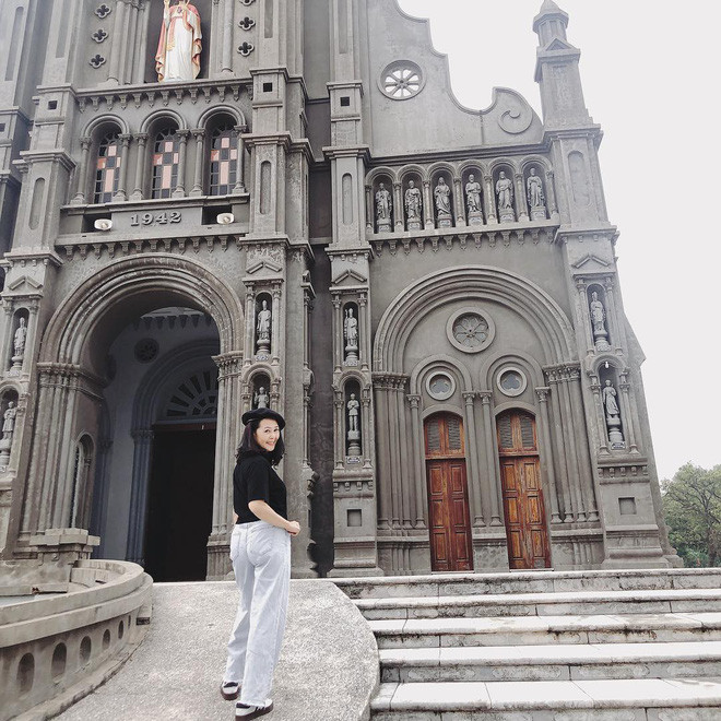 Sở hữu vóc dáng cân đối, gương mặt xinh đẹp trẻ trung, lại có con gái kinh doanh thời trang và thế là mỗi lần cô Loan đăng ảnh, dân mạng chỉ biết trầm trồ khen cô quá trẻ trung so với số tuổi.