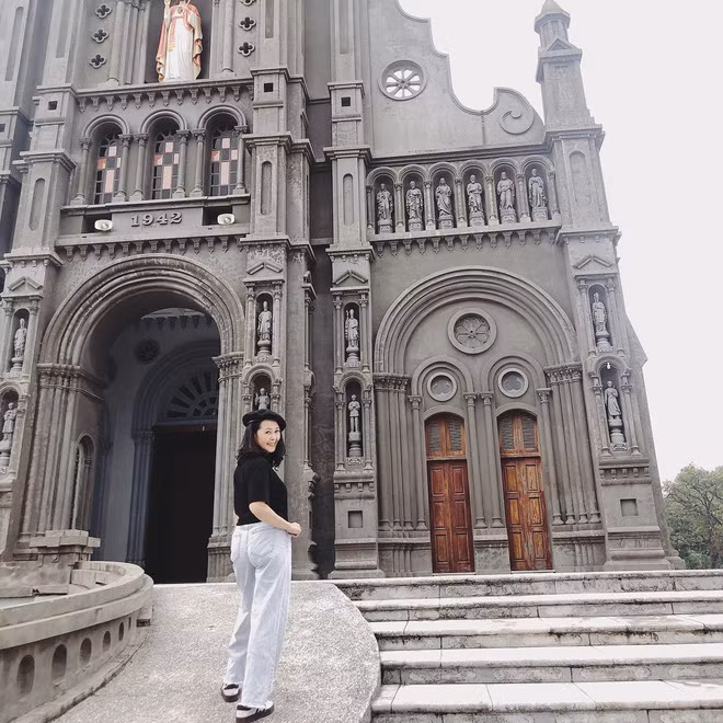 Sở hữu vóc dáng cân đối, gương mặt xinh đẹp trẻ trung, lại có con gái kinh doanh thời trang và thế là mỗi lần cô Loan đăng ảnh, dân mạng chỉ biết trầm trồ khen cô quá trẻ trung so với số tuổi.