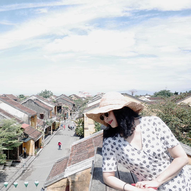 Cách tạo dáng, góc chụp và màu ảnh của cô Loan được cho là bắt trend chẳng khác nào các cháu.