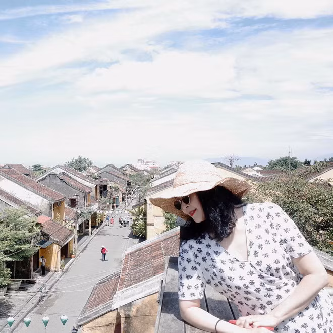 Cách tạo dáng, góc chụp và màu ảnh của cô Loan được cho là bắt trend chẳng khác nào các cháu.