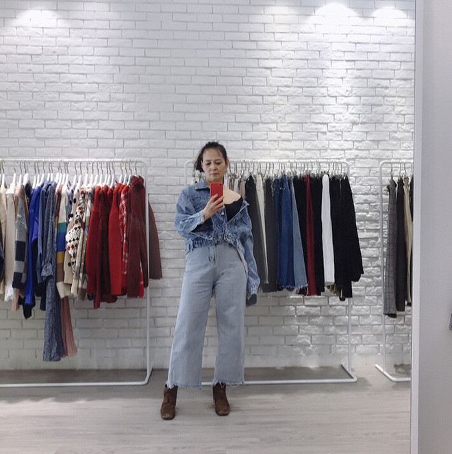 Đặc biệt, mẹ của Sun Ht biết chơi MXH Instagram và thường xuyên đăng ảnh, viết caption teen chẳng kém gì con gái. Mọi tính năng của MXH này như hightlight, đăng nhiều ảnh 1 lúc đều được cô Loan cập nhật liên tục.