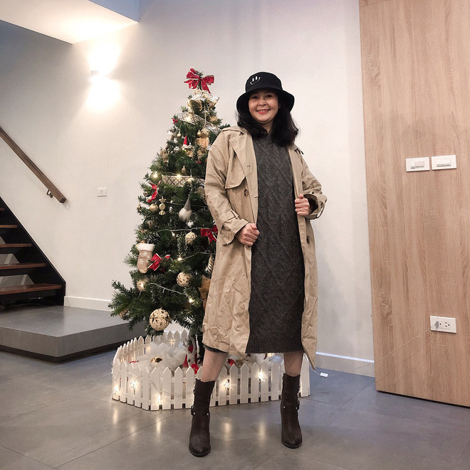 Trẻ trung ở độ tuổi U60 không phải là điều quá đặc biệt nhưng mẹ của hot girl Sun Ht lại có sự hài hước đặc biệt thông qua những bức ảnh được cô đăng tải trên MXH.