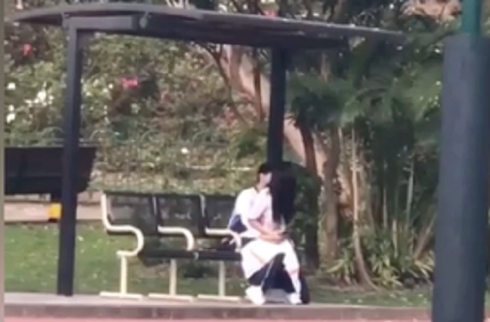 Phan no cap sinh vien vo tu “dien canh nong” o san bong