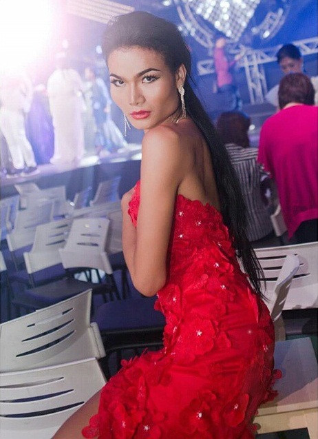 Mimi quyết tâm tìm cơ hội làm người mẫu ở Singapore với số tiền ít ỏi vay mượn từ mẹ và bạn bè. Khi không có tiền mua đồ ăn và cũng không có nơi để đi, Mimi phải ngủ tạm trong nhà vệ sinh công cộng. Sau nhiều nỗ lực casting, Mimi bắt đầu nhận được công việc chụp hình và dần có chỗ đứng ở Singapore. Nhờ vậy, khi trở về Thái Lan, Mimi không còn bị từ chối như trước nữa.