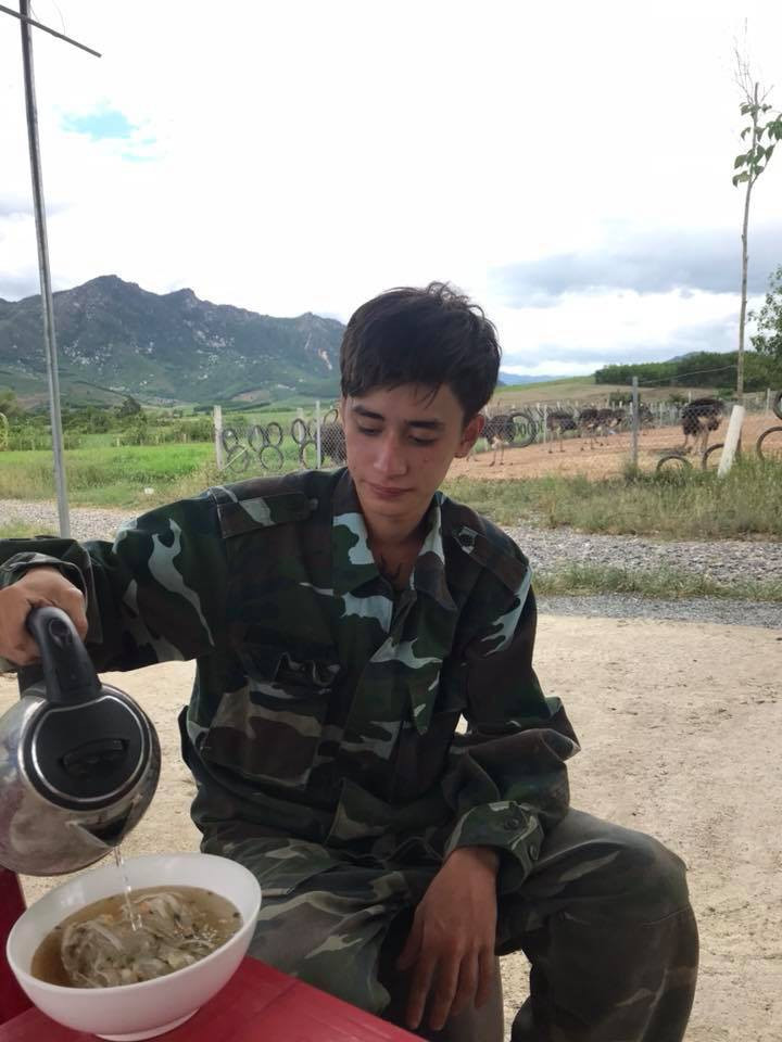 Trên trang cá nhân của mình, Daniel không còn đăng tải bất kì hình ảnh nào về công việc là một người dẫn chương trình truyền hình mà thay vào đó chàng trai 9X lai Việt - Nga này lại chia sẻ những khoảnh khắc khi anh chàng đang phụ giúp công việc vườn tược.