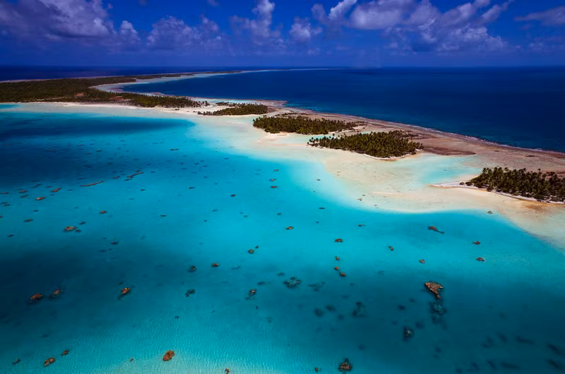 2. Rangiroa. Là một trong những hòn đảo san hô lớn nhất thế giới và là đảo san hô lớn nhất trong quần đảo Tuamotu (ở Polynesie thuộc Pháp). Đảo san hô có hình dạng elip dẹt, với chiều dài 80 km và chiều rộng từ 5-32 km.