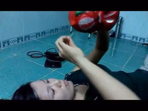 Hồi tưởng về những ngày xưa nuôi lợn đất của mình bạn trẻ có nickname Mirna Nguyễn có bình luận: "Bây giờ không còn nuôi heo nữa vì có tiền toàn để trong tài khoản ngân hàng nhưng vẫn nhớ những ngày còn bé, cứ nằng nặc đòi mẹ mua cho con heo đất thiệt đẹp. Bỏ được vài tháng đã nghĩ cách moi tiền và làm bể mất heo và bị mẹ mắng tơi bời kỉ niệm tuổi thơ dữ dội của mình đó".