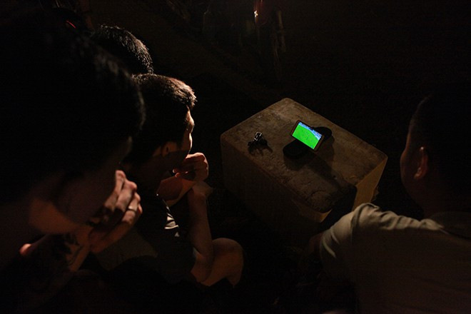 Khi điều kiện không cho phép thì một chiếc điện thoại nhỏ với sóng 3G hoặc 4G cũng đưa người Việt tới nước Nga để theo dõi World Cup 2018.