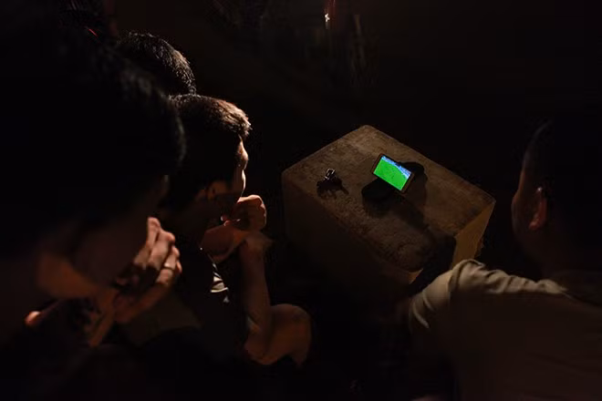 Khi điều kiện không cho phép thì một chiếc điện thoại nhỏ với sóng 3G hoặc 4G cũng đưa người Việt tới nước Nga để theo dõi World Cup 2018.