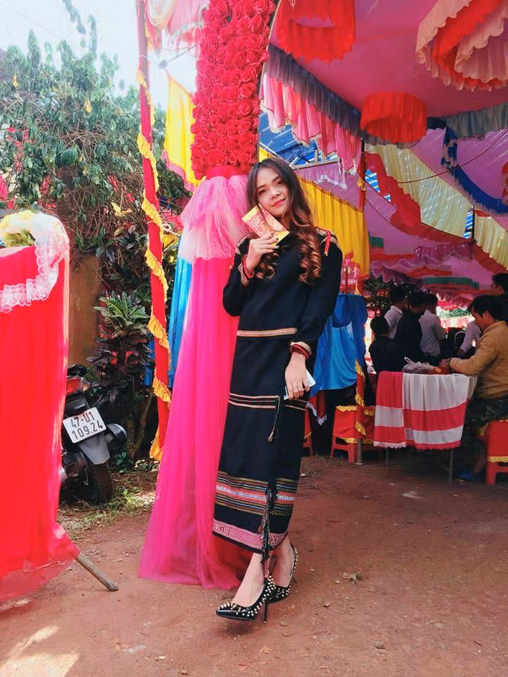 Ngắm nhìn các cô gái Ê Đê, nhiều dân mạng không tiếc lời khen ngợi, nickname Hoang Thuy Anh để lại bình luận: "Gái dân tộc xinh chẳng kém gì gái Kinh đâu các chế ạ! hot girl nhìn nhiều cũng nhàm rồi., giờ đổi gió sang ngắm gái dân tộc cho đã mắt".