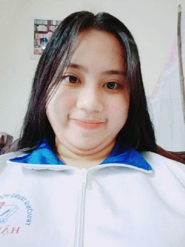 "Mình có nên đi phẫu thuật chiếc cằm đầy thịt này không nhỉ?" nickname Hà An chia sẻ.