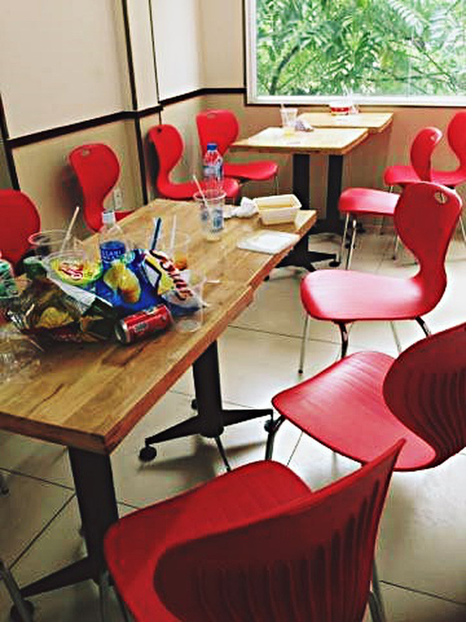 Đúng là khi đến bất kỳ cửa hàng nào, khách hàng là thượng đế, bởi một khi đã bỏ tiền ra thì đều mong muốn mua đúng dịch vụ yêu cầu đi kèm với sự hài lòng. Tuy nhiên những hành động ý thức kém như trên vô hình chung lại biến đồng tiền bỏ ra không hề xứng đáng.