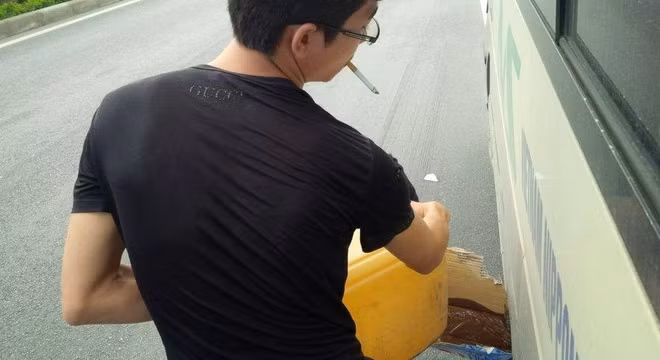 Vừa đổ xăng, vừa hút thuốc, ai có thể dũng cảm hơn anh chàng này. Ảnh: Internet.