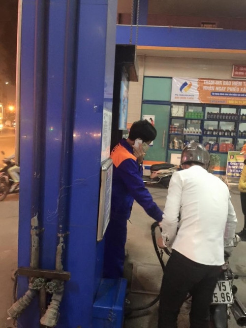 Việc sử dụng điện thoại trong cây xăng là điều tuyệt đối cấm, thế nhưng chính nhân viên đổ xăng lại thực hiện hành vi sai trái này.