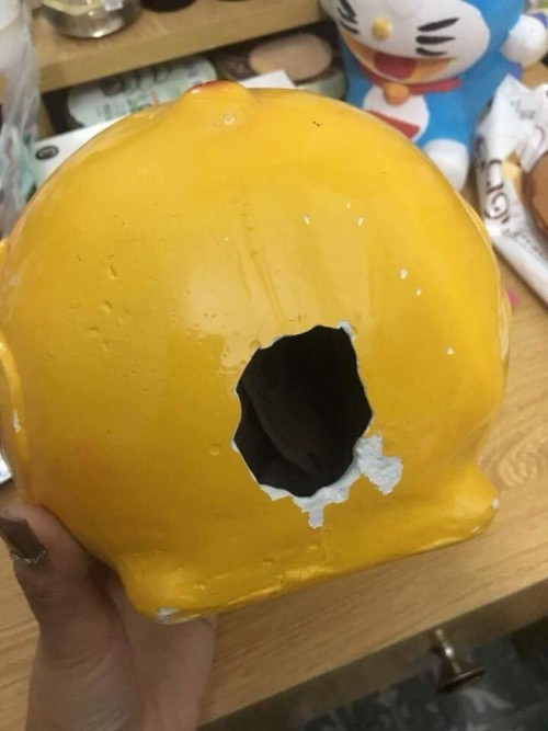 Ngay sau khi chia sẻ, những bức ảnh gợi nhắc tuổi thơ này nhanh chóng nhận được nhiều sự chú ý. Hầu hết mọi người đều phải công nhận rằng, trong quá khứ đã không ít lần dùng đến chiêu "câu tiền" trong lợn đất kiểu này.