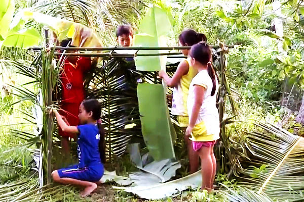 Lấy lá chuối, lá dừa và thân cây để dựng sạp bán hàng là điều mà không ít những bạn trẻ đã làm khi còn bé để bắt đầu trò chơi bán đồ hàng của mình.