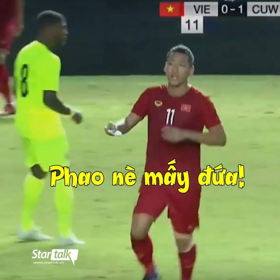 Khi Anh Đức truyền phao của HLV vào phòng thi cho các học trò.