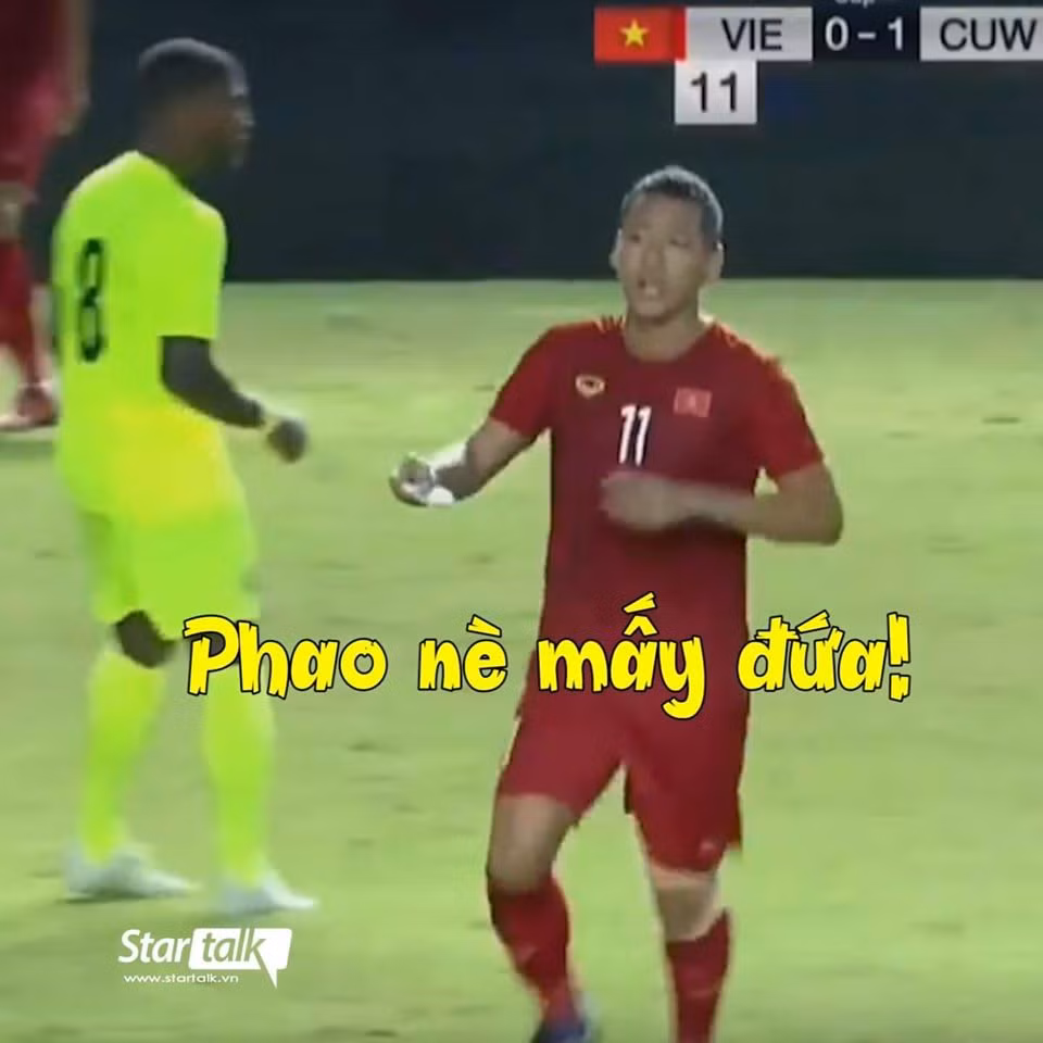 Khi Anh Đức truyền phao của HLV vào phòng thi cho các học trò.