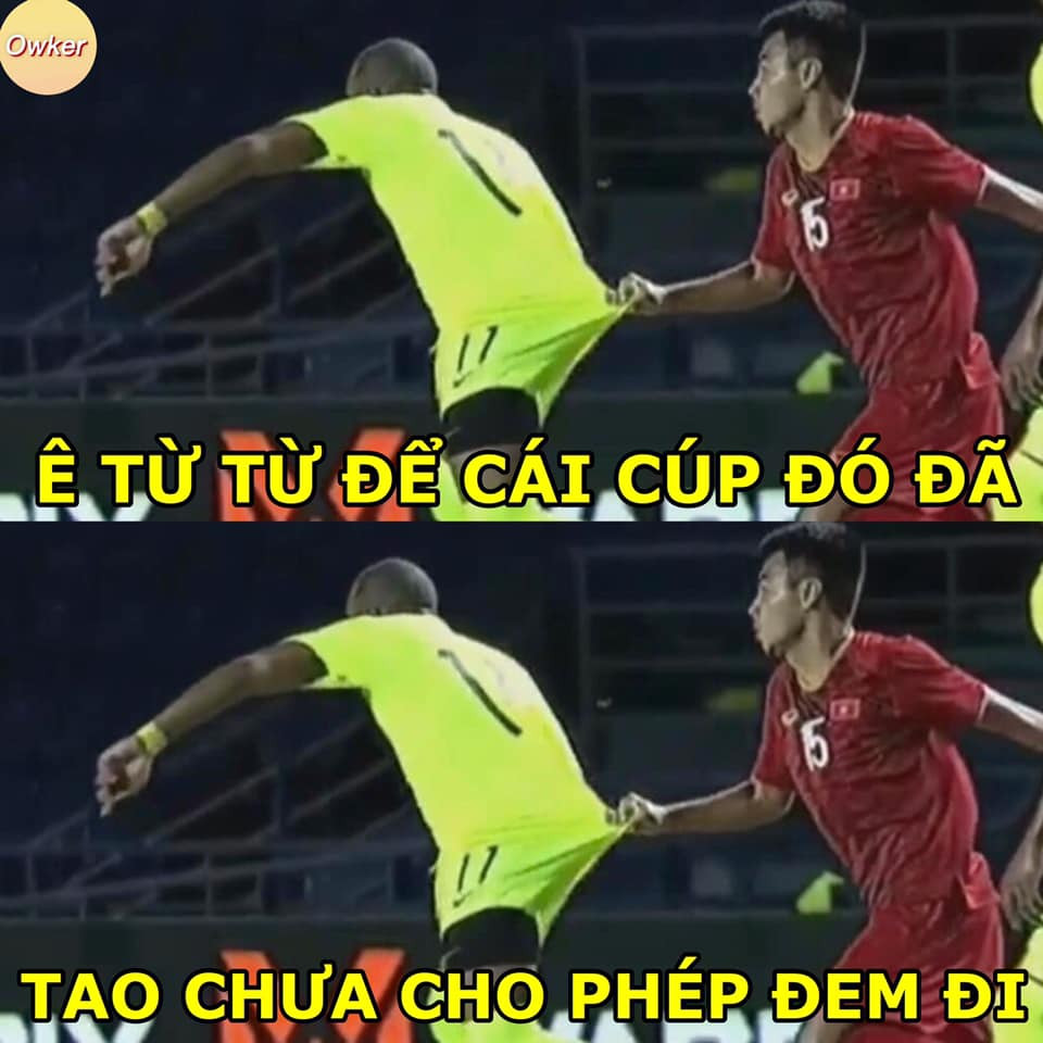 Cách kéo áo cũng phải quý tộc của Đức Huy.