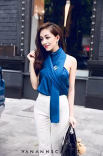 Với một khuôn mặt gọn gàng cùng thân hình chuẩn dáng người mẫu, Vân Anh Scarlet cũng đã tự mình làm người mẫu cho những sản phẩm do chính tay mình thiết kế.