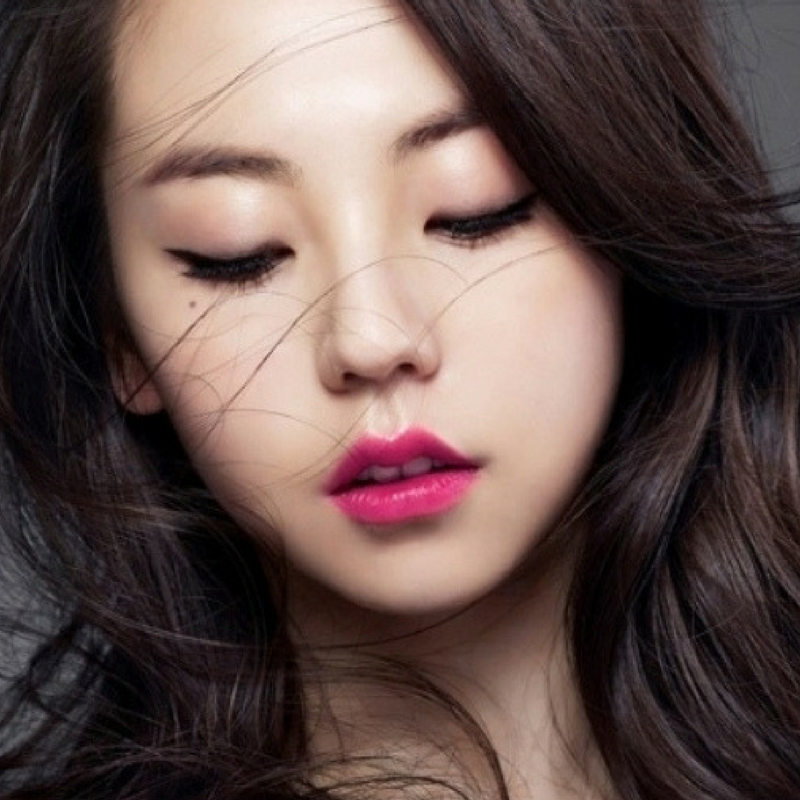 Còn nickname L.P bình luận: "Đôi môi gợi nhớ kỉ niệm hồi học mỹ thuật: vẽ sóng, vẽ mây, vẽ cánh én, tất cả gói gọn trong đôi môi này".