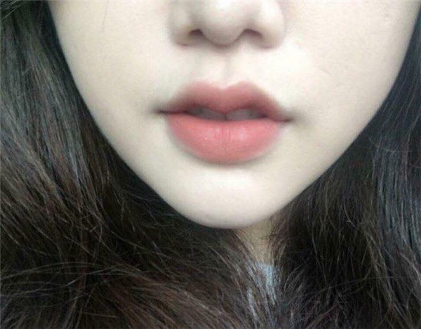 Nhiều cư dân mạng cho biết, để có được đôi môi này là cả quá trình "đập ra gắn lại" vô cùng phức tạp, người thường không ai làm như vậy.