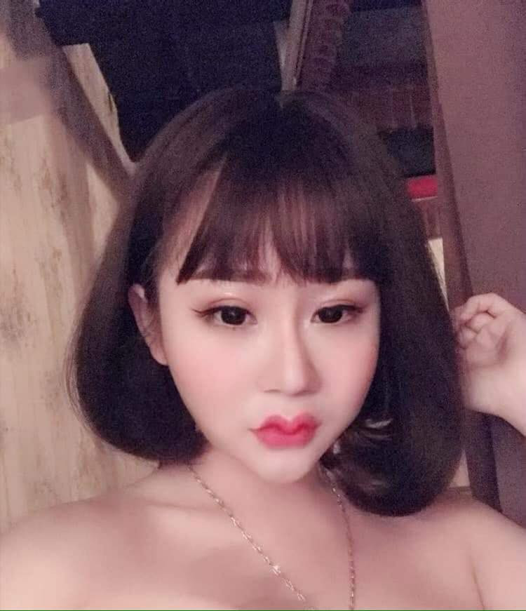 Môi Mazda nhìn kĩ hơn thì không khác môi trái tim là bao, chỉ là đường nét uốn lượn của nó rõ ràng hơn khiến nhiều người liên tưởng tới... cánh én, thậm chí là giống với logo của một thương hiệu xe hơi khá nổi tiếng.