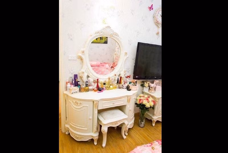 Trong nhà được thiết kế theo phong cách châu Âu hiện đại với toàn bộ nội thất mang hơi hướng hoàng gia.