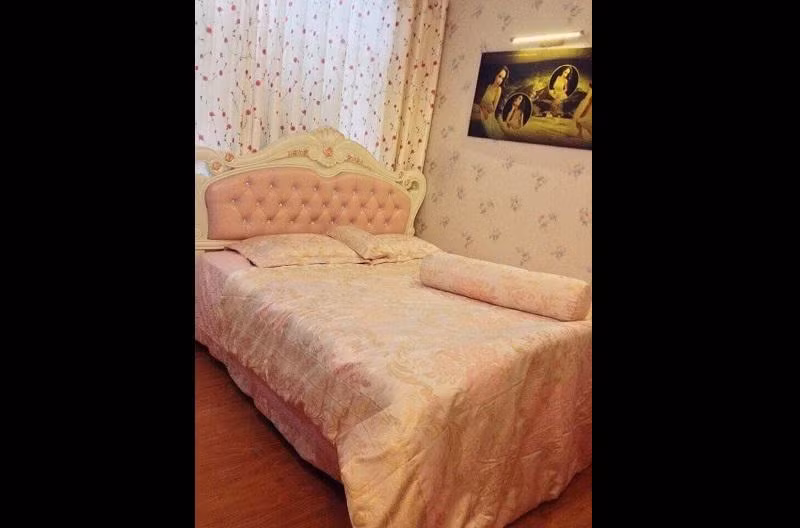 Phòng ngủ nhỏ nhưng ấm cúng, xinh xắn đúng với phong cách của nữ diễn viên.