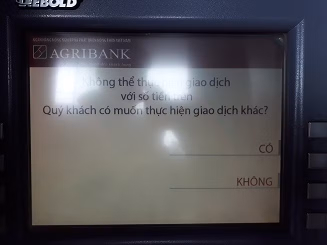 Việc hàng loạt cây ATM không thể rút tiền khiến nhiều người dân rơi vào cảnh "có tiền mà không được tiêu".