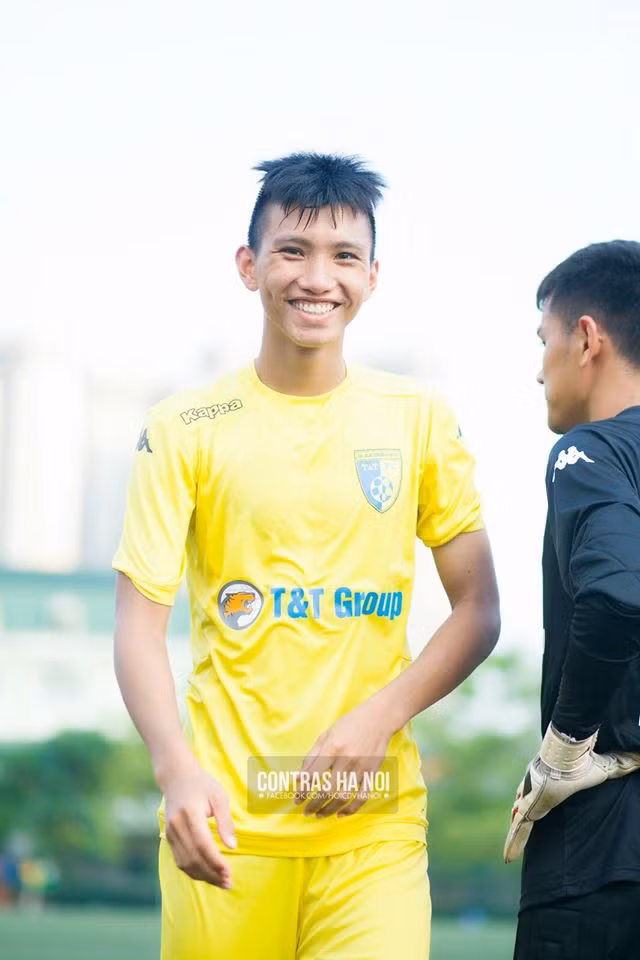 Trước đó, bằng bàn thắng cực đẹp của mình vào lưới của U19 Triều Tiên, AFC đã không tiếc lời khen Văn Hậu bằng những ngôn từ như sau: "Chưa bao giờ vượt qua vòng bảng của VCK U19 châu Á, Việt Nam rất nỗ lực để theo đuổi giấc mơ ấy. Trong số những cầu thủ đó, Đoàn Văn Hậu là người cương quyết, khát khao bậc nhất". Ảnh: Contras Ha Noi.