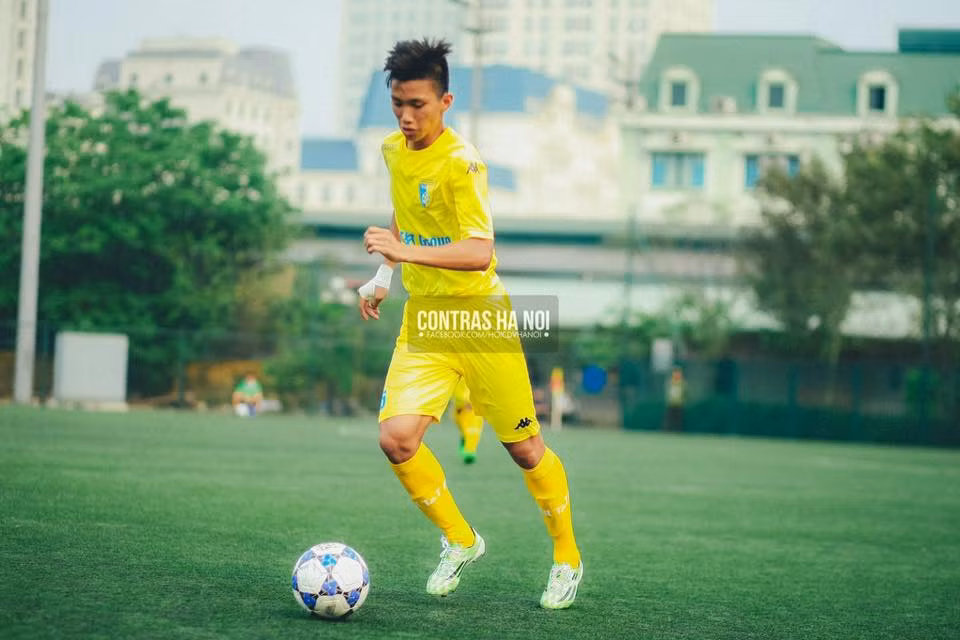 Trên trang web của LĐBĐ ghi những dòng giới thiệu ngắn gọn: "Đoàn Văn Hậu gây ấn tượng với khả năng phòng ngự tốt, cùng với đó là những pha hỗ trợ tấn công khi cần. Cầu thủ này cũng có những cú sút xa uy lực, ví dụ rõ nét chính là cú sút thành bàn ấn định chiến thắng 2-1 cho Việt Nam ở trận đấu với Triều Tiên”. Ảnh: Contras Ha Noi.