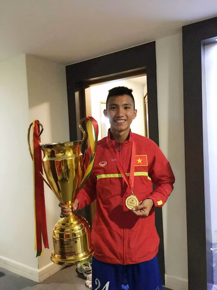 Chính bởi vậy, mới đây trang web chính thức của LĐBĐ châu Á đã xếp hậu vệ cánh trái của U19 Việt Nam, Đoàn Văn Hậu, là một trong 8 cái tên đáng xem nhất vòng knock-out giải U19 châu Á.