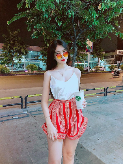 Tuy nhiên, gạt đi mọi sự ganh tỵ, Ý Nhi đã định hướng con đường phát triển sự nghiệp của mình và bắt đầu bằng việc kinh doanh riêng.